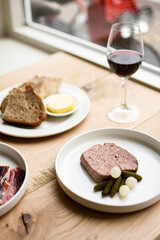 Charcuterie met brood en rode wijn