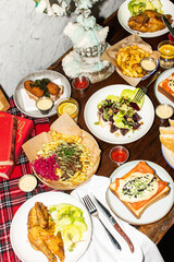 Feestelijke tafel vol comfort food met kaarsen