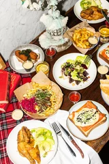 Gardinen Feestelijke tafel vol comfort food met kaarsen © Delphine