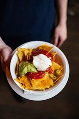 Nachos met guacamole, salsa en zure room