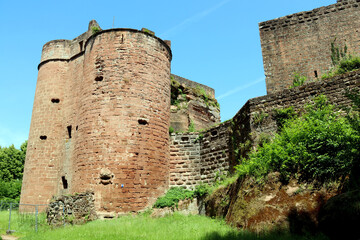 Die Ruine der Burg Neudahn im Pfälzer Wald, eine Felsenburg bei Dahn im Landkreis Südwestpfalz in Rheinland-Pfalz. Aussicht vom Premium-Wanderweg Dahner Rundwanderweg. 