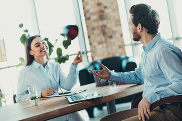 Obraz premium Professional coworkers collaborating in a modern office environment, focusing on teamwork and communication