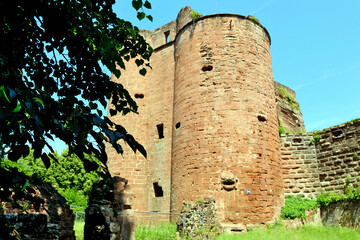 Die Ruine der Burg Neudahn im Pfälzer Wald, eine Felsenburg bei Dahn im Landkreis Südwestpfalz in Rheinland-Pfalz. Aussicht vom Premium-Wanderweg Dahner Rundwanderweg. 