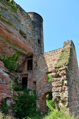 Die Ruine der Burg Neudahn im Pfälzer Wald, eine Felsenburg bei Dahn im Landkreis Südwestpfalz in Rheinland-Pfalz. Aussicht vom Premium-Wanderweg Dahner Rundwanderweg. 