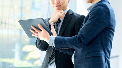 打ち合わせをする2人の日本人男性ビジネスマン