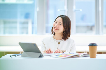 室内で仕事をするスーツ姿の女性