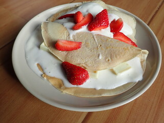 pancakes with strawberries and scream