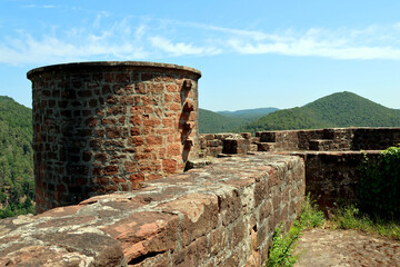 Aussicht von der Ruine der Burg Neudahn im Pfälzer Wald, eine Felsenburg bei Dahn im Landkreis Südwestpfalz in Rheinland-Pfalz. Aussicht vom Premium-Wanderweg Dahner Rundwanderweg. 