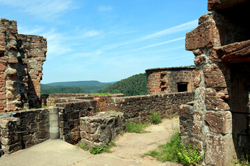 Aussicht von der Ruine der Burg Neudahn im Pfälzer Wald, eine Felsenburg bei Dahn im Landkreis Südwestpfalz in Rheinland-Pfalz. Aussicht vom Premium-Wanderweg Dahner Rundwanderweg. 