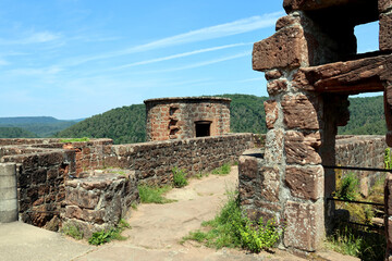 Aussicht von der Ruine der Burg Neudahn im Pfälzer Wald, eine Felsenburg bei Dahn im Landkreis Südwestpfalz in Rheinland-Pfalz. Aussicht vom Premium-Wanderweg Dahner Rundwanderweg. 