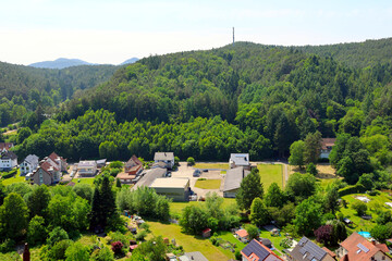 Aussicht von der Felsformation Jungfernsprung auf Dahn im Landkreis Südwestpfalz in Rheinland-Pfalz. Aussicht vom Premium-Wanderweg Dahner Rundwanderweg.