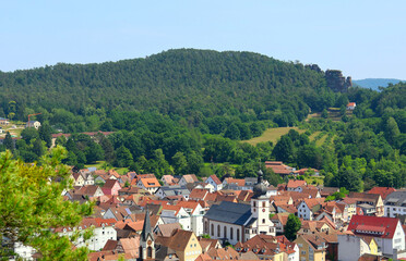 Aussicht von der Felsformation Jungfernsprung auf Dahn im Landkreis Südwestpfalz in...