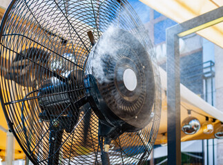 Fan with water mist humidification function
