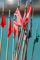vieux drapeaux rouges de pêcheur sur fond flou