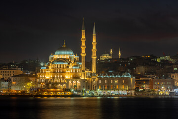 Fototapeta premium Yeni Mosque on Bosphorus at sunset. Beautiful view of Istanbul