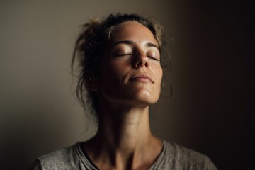 Obraz premium Guided breathing exercise enhances relaxation and mindfulness in a serene indoor setting during the afternoon
