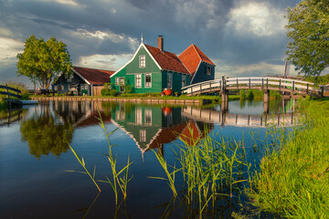 Nubes y reflejos en Zaanse Schans. Holanda. 