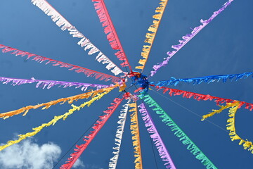 banderitas de adorno en las fiestas del pueblo