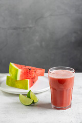 Delicious fresh watermelon juice in glass cup with sliced ​​watermelons.