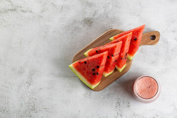 Delicious fresh watermelon juice in glass cup with sliced ​​watermelons.