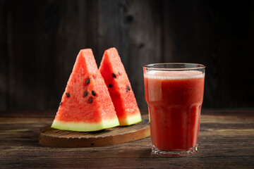 Delicious fresh watermelon juice in glass cup with sliced ​​watermelons.