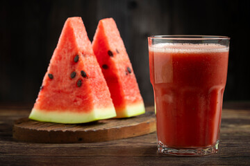 Delicious fresh watermelon juice in glass cup with sliced ​​watermelons.