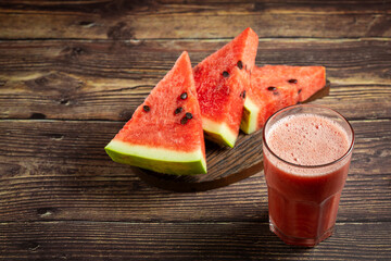 Delicious fresh watermelon juice in glass cup with sliced ​​watermelons.