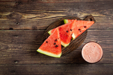 Delicious fresh watermelon juice in glass cup with sliced ​​watermelons.