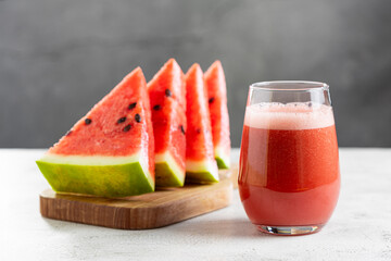 Delicious fresh watermelon juice in glass cup with sliced ​​watermelons.