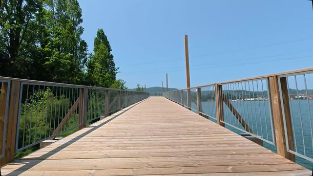 Vue Pov de la passerelle en bois de la Bidassoa c&ocirc;t&eacute; Espagnol  