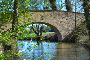 Die Bogenbrücke über den Braubach in Wilhelmsbad im Kurpark Hanau-Wilhelmsbad in Hessen