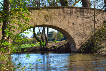 Die Bogenbrücke über den Braubach in Wilhelmsbad im Kurpark Hanau-Wilhelmsbad in Hessen