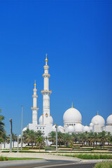 Obraz premium Sheikh Zayed Grand Mosque in Abu Dhabi. Stunning Islamic architecture, symbol of spirituality, culture and UAE elegance