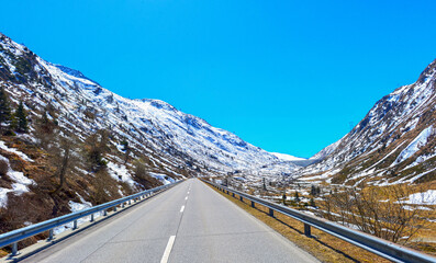 Lukmanierpassstrasse vor dem Lukmanierpass in Fahrtrichtung Tessin , Graubünden (Schweiz)