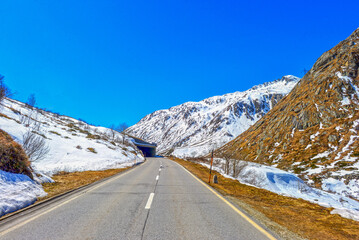 Lukmanierpassstrasse vor dem Lukmanierpass in Fahrtrichtung Tessin , Graubünden (Schweiz)