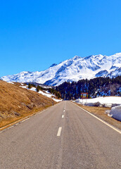 Lukmanierpassstrasse nach dem Lukmanierpass in Fahrtrichtung Blenio, Tessin (Schweiz)