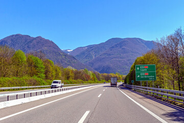 Autobahn A2 bei Arbedo-Castione in Richtung Bellinzona, Tessin (Schweiz)