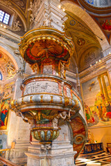 Die Kanzel der Stiftskirche Santi Pietro e Stefano in Bellinzona, Tessin (Schweiz)