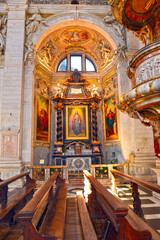 Die Seitenaltäre der Stiftskirche Santi Pietro e Stefano in Bellinzona, Tessin (Schweiz)