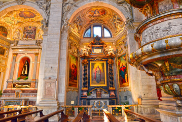 Obraz premium Die Seitenaltäre der Stiftskirche Santi Pietro e Stefano in Bellinzona, Tessin (Schweiz)