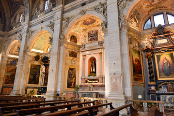 Die Seitenaltäre der Stiftskirche Santi Pietro e Stefano in Bellinzona, Tessin (Schweiz)