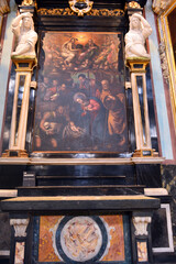 Die Seitenaltäre der Stiftskirche Santi Pietro e Stefano in Bellinzona, Tessin (Schweiz)