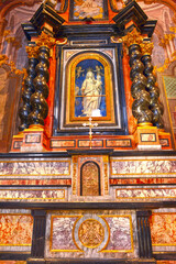 Obraz premium Die Seitenaltäre der Stiftskirche Santi Pietro e Stefano in Bellinzona, Tessin (Schweiz)