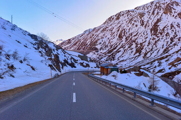 Lukmanierpassstrasse nach dem Lukmanierpass in Fahrtrichtung Graubünden (Schweiz)	
