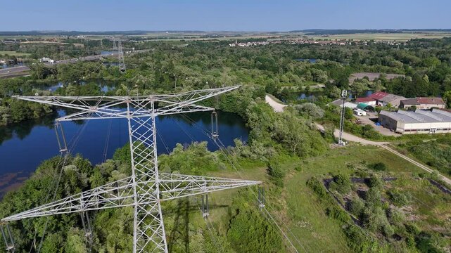 vue a&eacute;rienne autour d'un pyl&ocirc;ne de ligne haute tension &eacute;lectrique.  Au fond l'&eacute;changeur routier de Hauconcourt avec les autoroutes A31 et A4