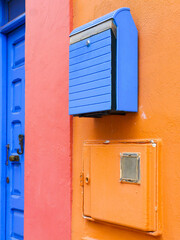Bunte Hausfassade mit Briefkasten und Elektro-Anschlusskasten