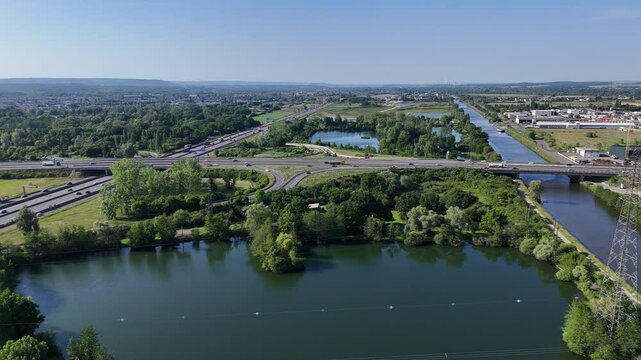 vue a&eacute;rienne en drone vers la croix de Hauconcourt , &agrave; l'&eacute;changeur des autoroutes A31 entre Thionville et Metz et celui de l'A4 entre Strasbourg &agrave; Paris. On aper&ccedil;oit aussi la Moselle canalis&eacute;e