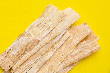 Dried slices of Radix Astragali, commonly used in traditional Chinese medicine.