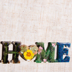 Home hecho de resina y con flores naturales deshidratadas, es un hermoso adorno