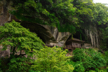 筑紫山普光寺の岩壁に佇む護摩堂